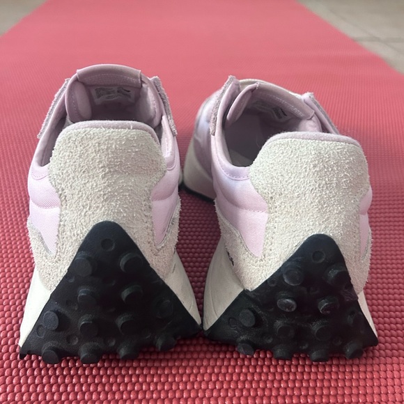 Beautiful lavender New Balance 327 trainers - Picture 3 of 5